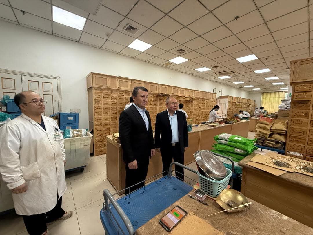 Tajik Health Minister Visits Chinese Traditional Medicine Hospital