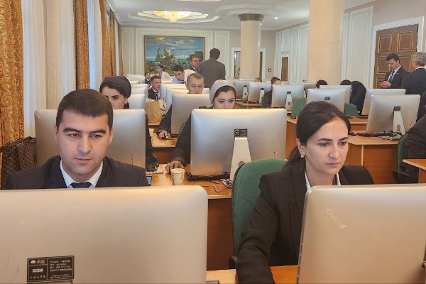 Over 500 journalists cover glacier conference in Dushanbe