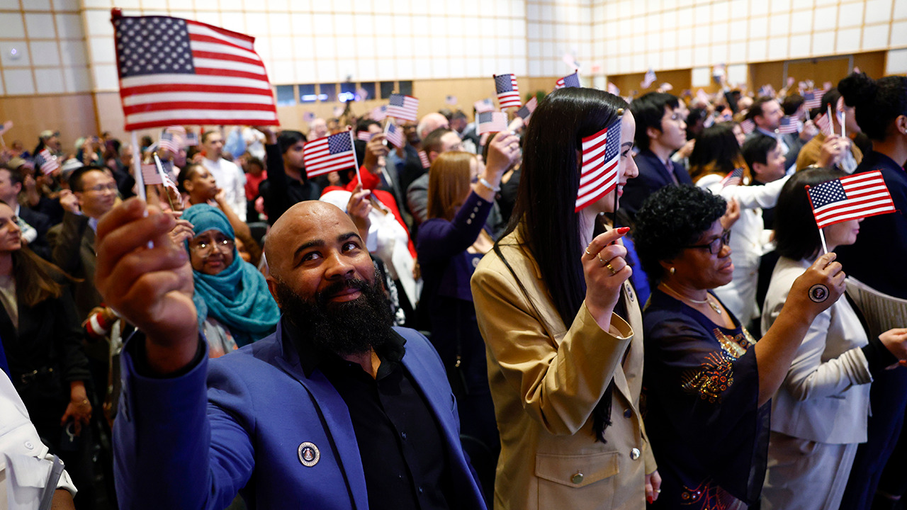 US Considers Launching Reality Show in Which Immigrants Will Fight for Citizenship