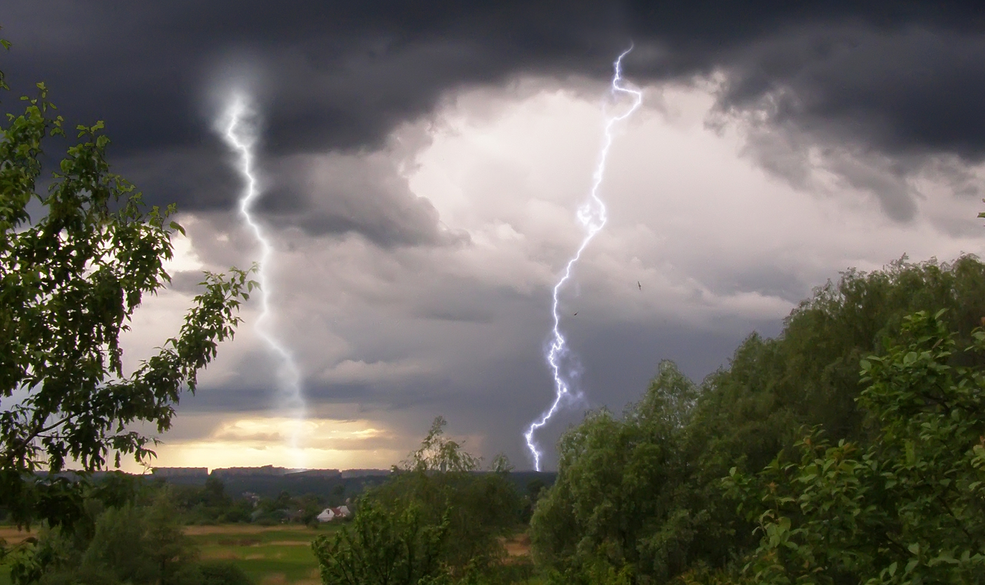 Consequences of bad weather: two dead, one rescued, roads and farms damaged