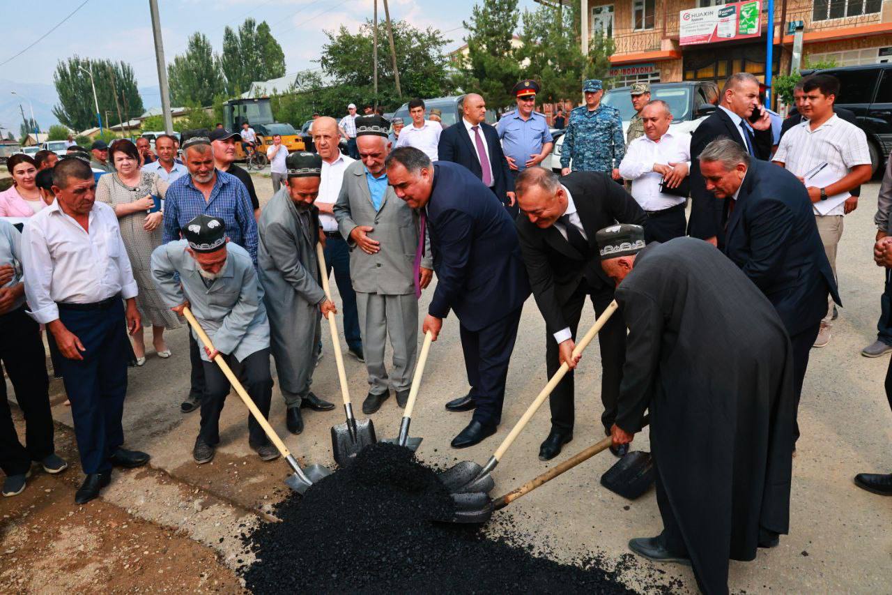 Road paving work begins in Penjikent for 35th anniversary of independence