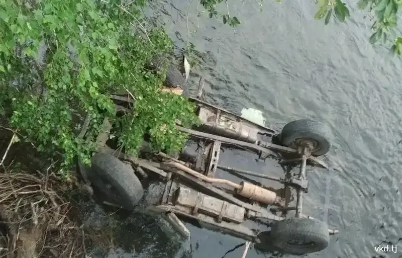 Two people drowned after a car fell into the Fon River in the Aininsky District
