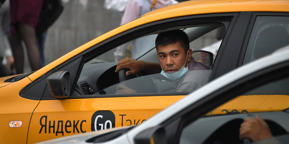 Migrants in St. Petersburg banned from working as taxi drivers
