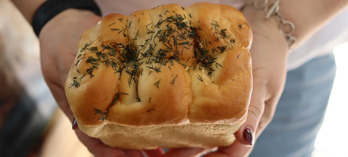 Own bakery helps Ukrainian migrants keep hope alive
