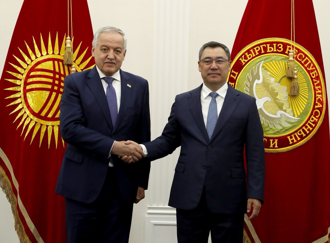 Tajik Foreign Minister Meets with Kyrgyz President in Cholpon-Ata