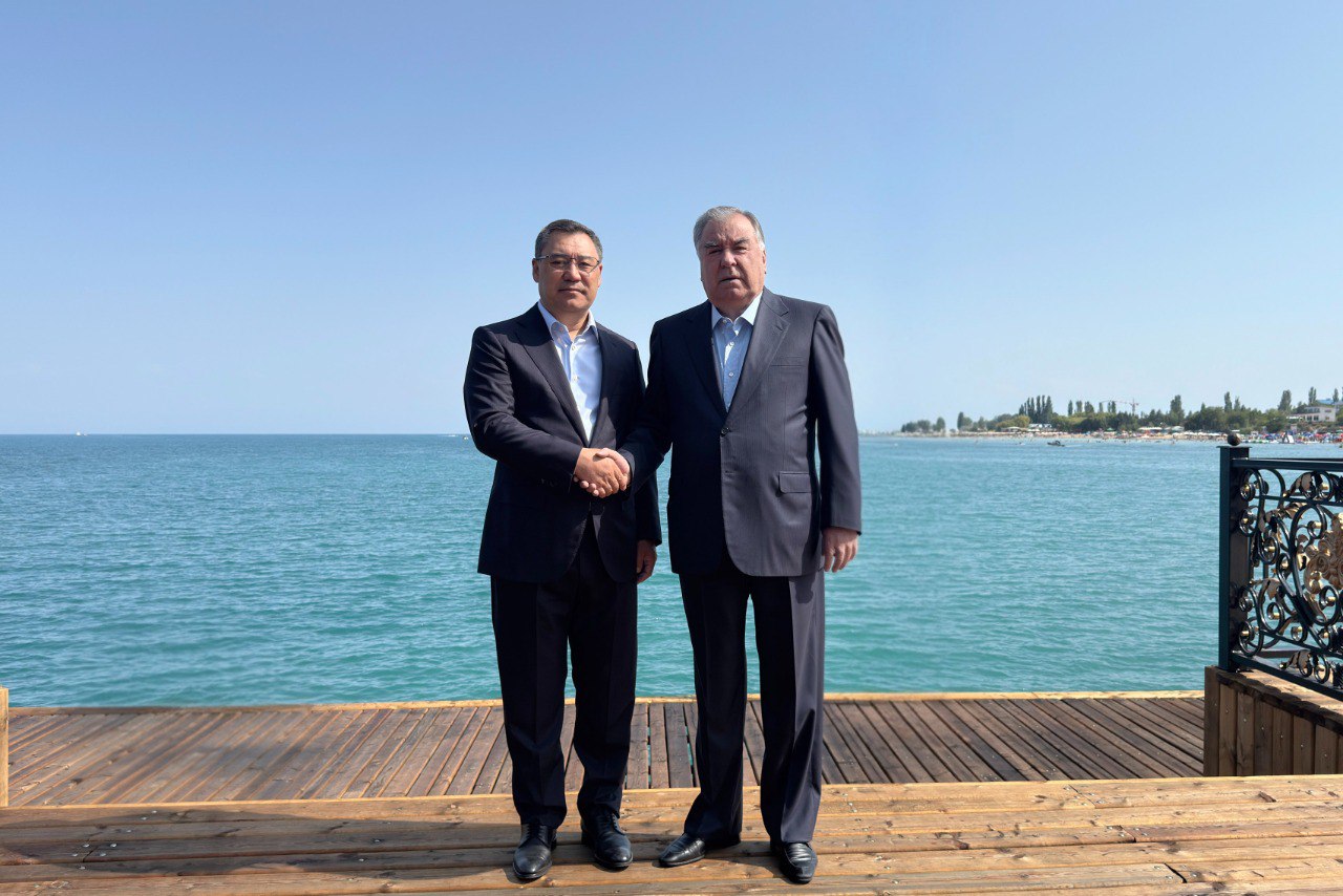 President of Tajikistan meets with President of Kyrgyzstan in Cholpon-Ata