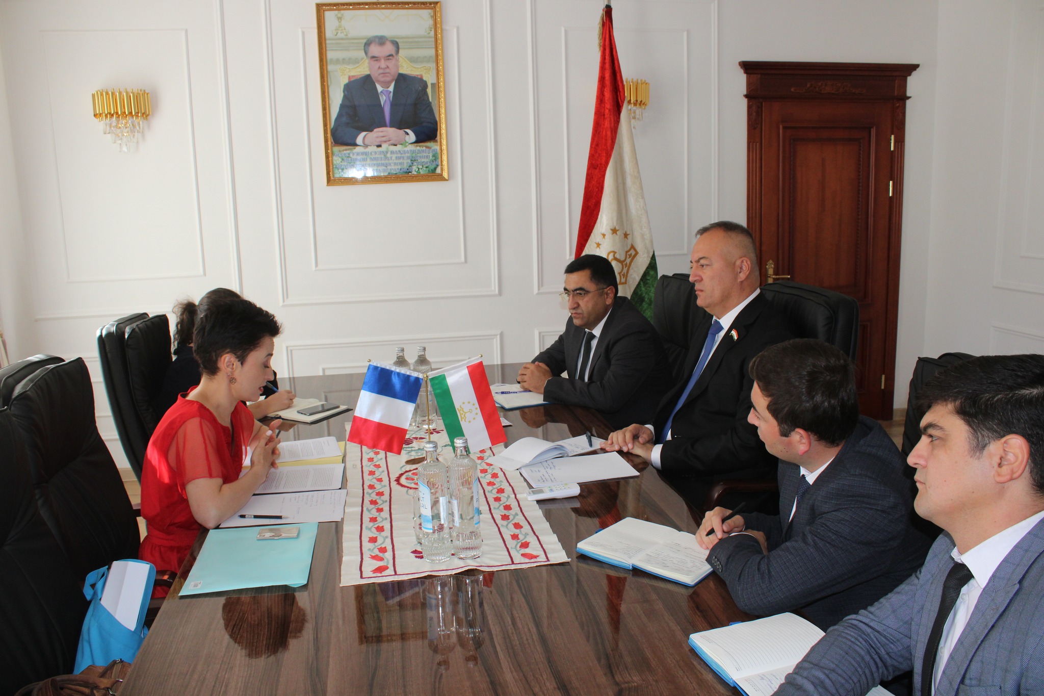 Penjikent and the French Embassy discussed cooperation on Sarazm, tourism, and urban development.