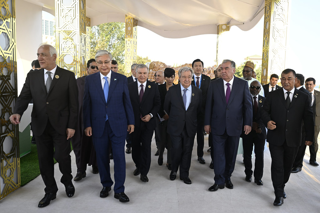 Emomali Rahmon visited an exhibition of industrial and agricultural goods, national dishes, and folk crafts from Central Asian countries and Azerbaijan.