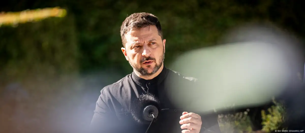 Zelensky: Ukrainians will not give land to occupiers.