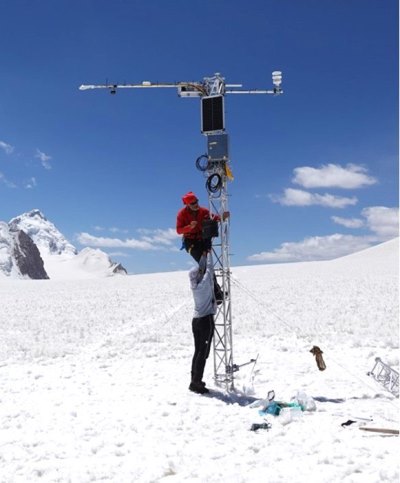 An international expedition has installed weather stations on the Fedchenko Glacier at altitudes up to 5,280 meters.