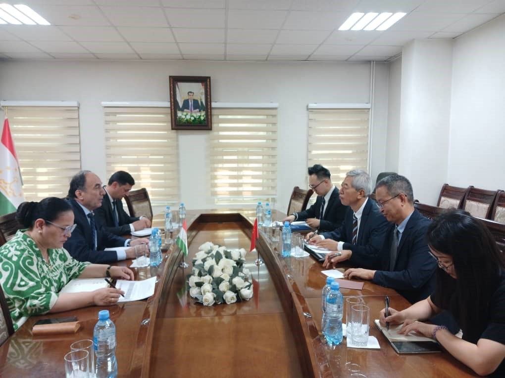 Tajikistan and China have agreed to build 93 km of roads and two tunnels.