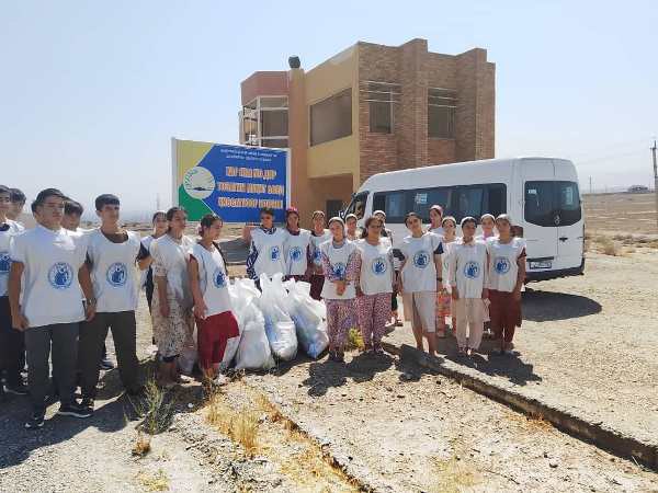 Nearly 9 km of the Isfara-Khujand highway's shoulders have been cleared in Isfara.