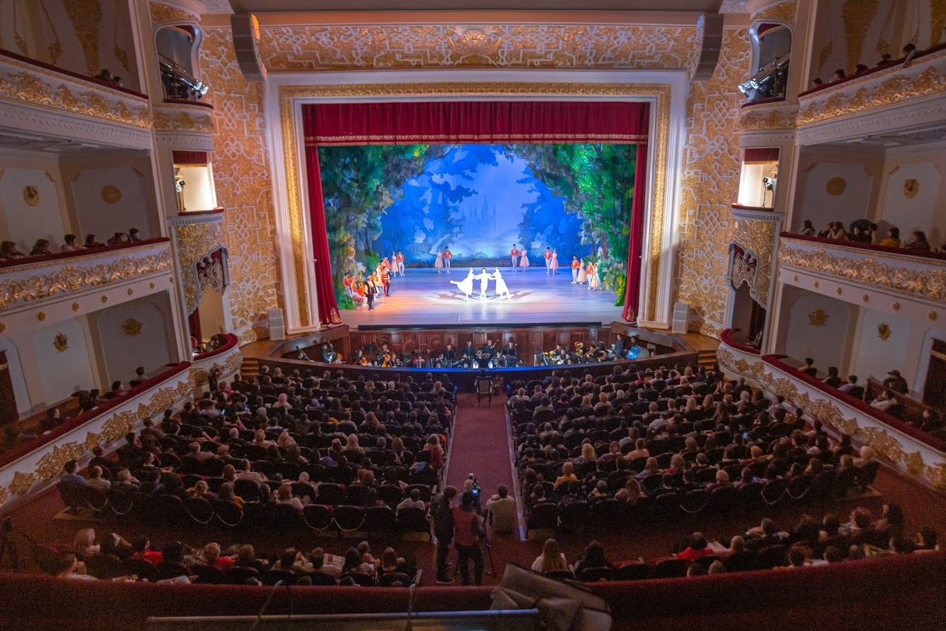 The Bolshoi Theatre of Uzbekistan will tighten its dress code for audience members.