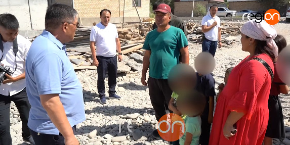 Tashiev reprimanded a large family in the Jalal-Abad region, but promised to help with housing.