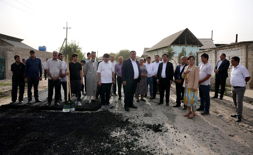 Asphalt paving of the Sharora-Dushanbe road has begun in Gissar.