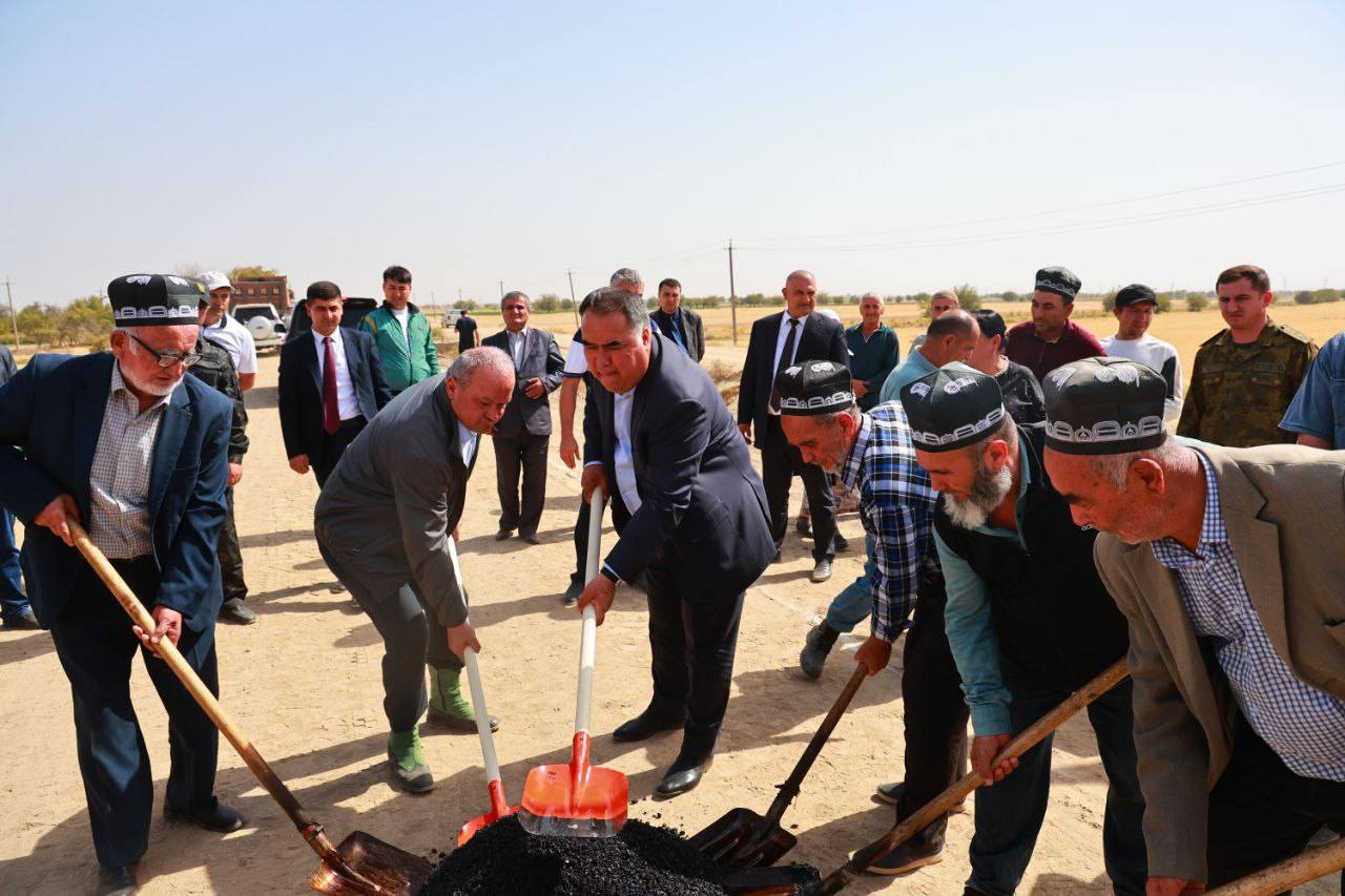 Asphalt paving of the Zafarabad – Hamid Aliyev – Guliston – Dusti road has begun in the Zafarabad district.