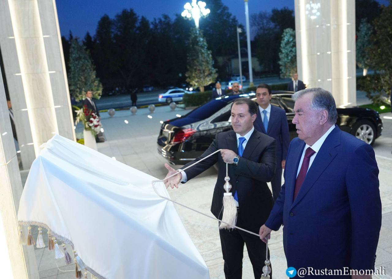 A multifunctional complex with a Crowne Plaza hotel and shopping center has opened in Dushanbe.