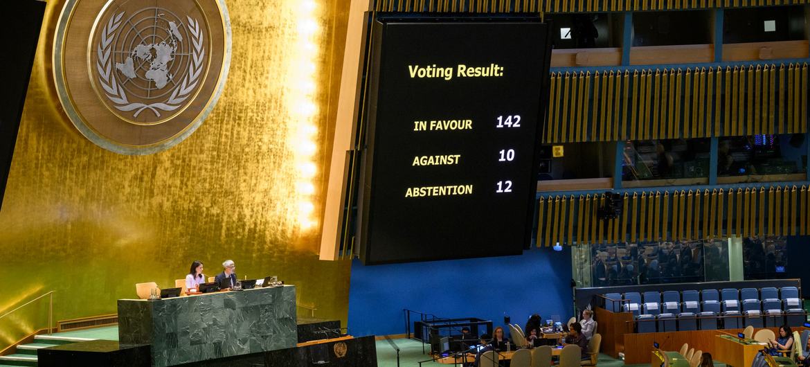 The UN General Assembly endorsed the New York Declaration on a Middle East settlement.
