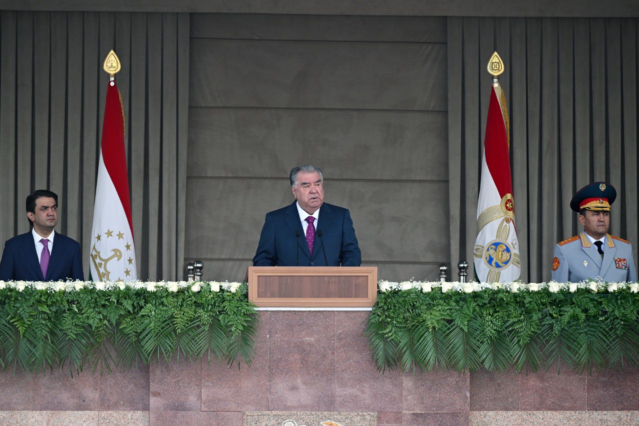 Emomali Rahmon took part in the parade marking the 30th anniversary of the National Guard of Tajikistan.