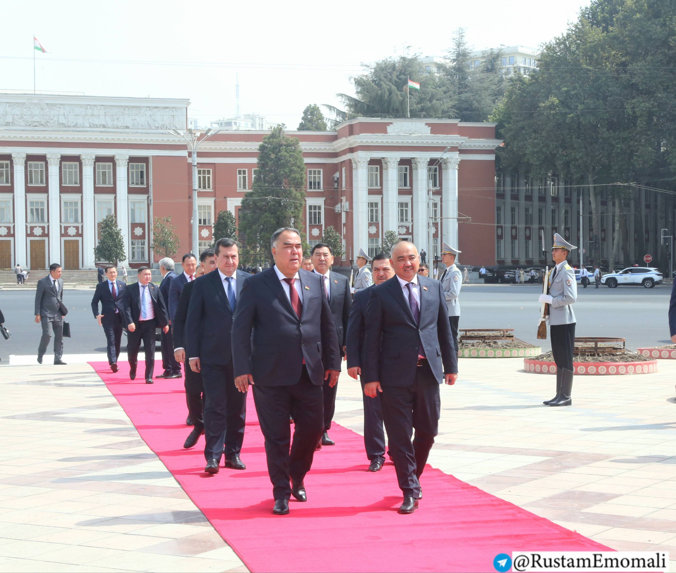The Speaker of the Kyrgyz Parliament laid a wreath at the monument to Ismoili Somoni in Dushanbe.