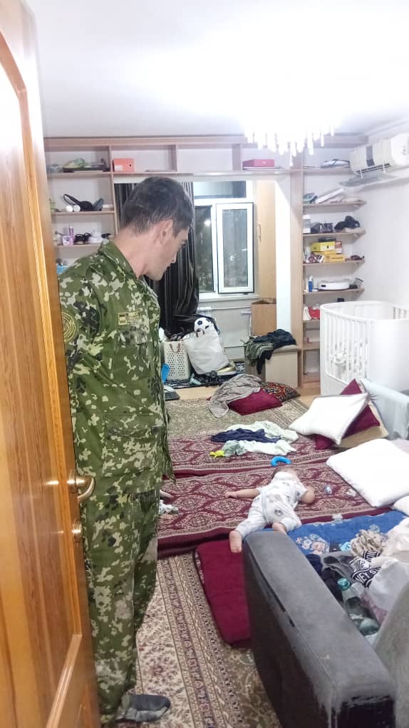 Rescuers freed a child from a locked apartment in Dushanbe.