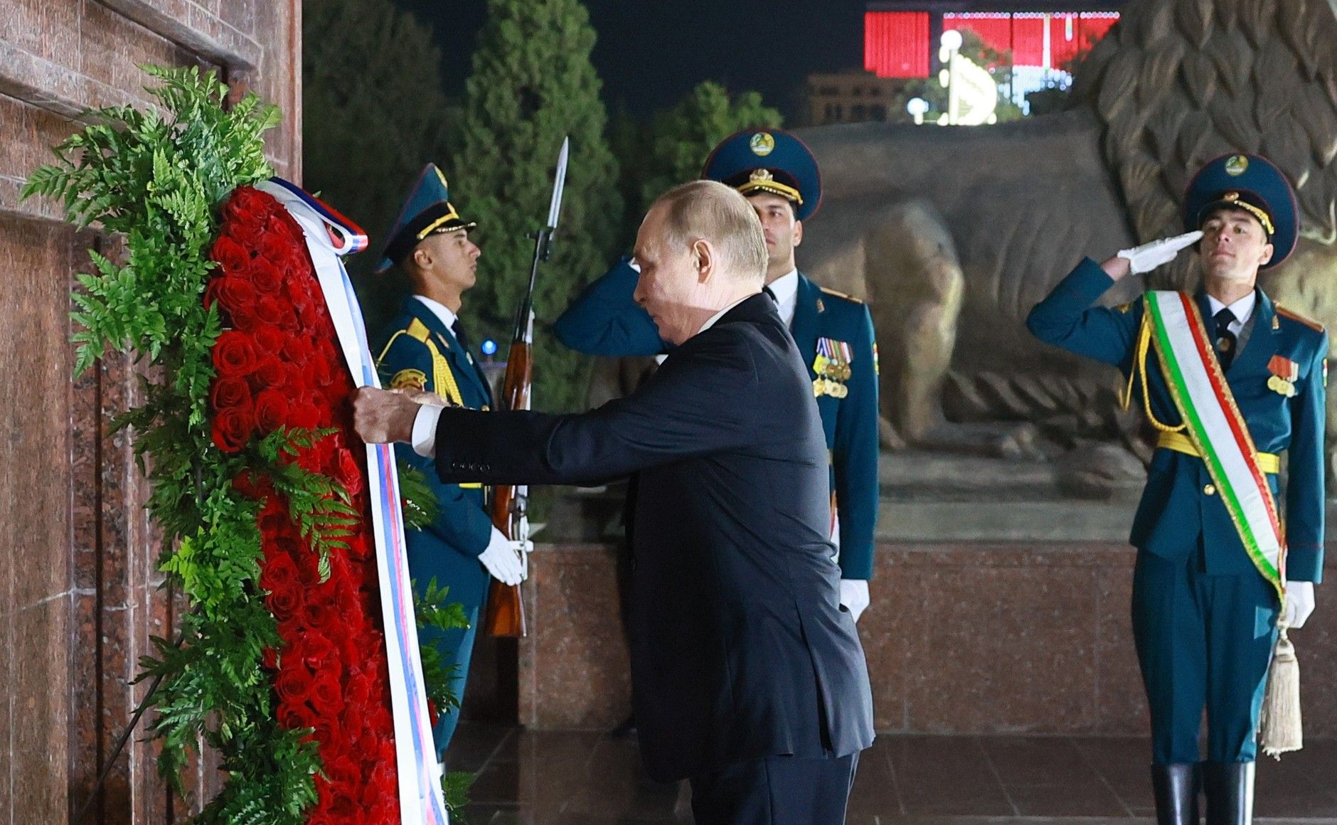 Vladimir Putin laid a wreath at the monument to Ismail Somoni in Dushanbe.