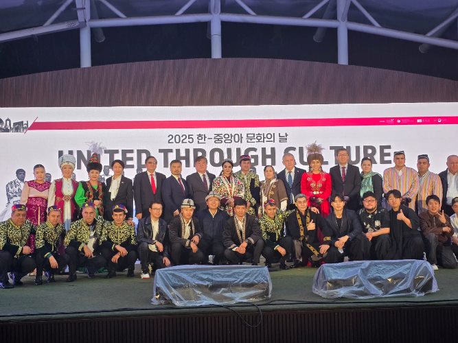 The Falak ensemble performed at the Unity Through Culture International Festival in Seoul.