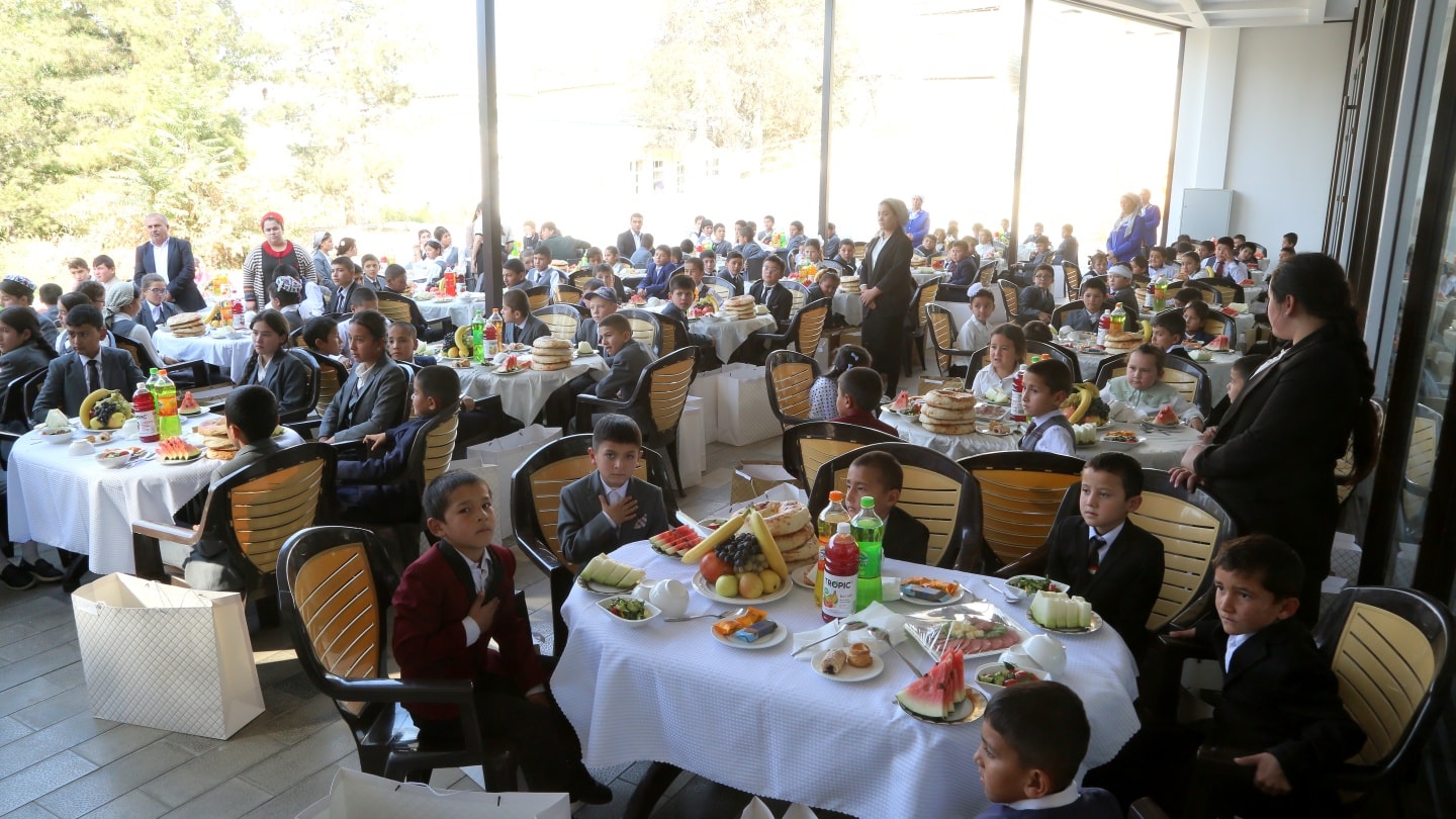 In Istaravshan, 159 boarding school students received winter clothing.