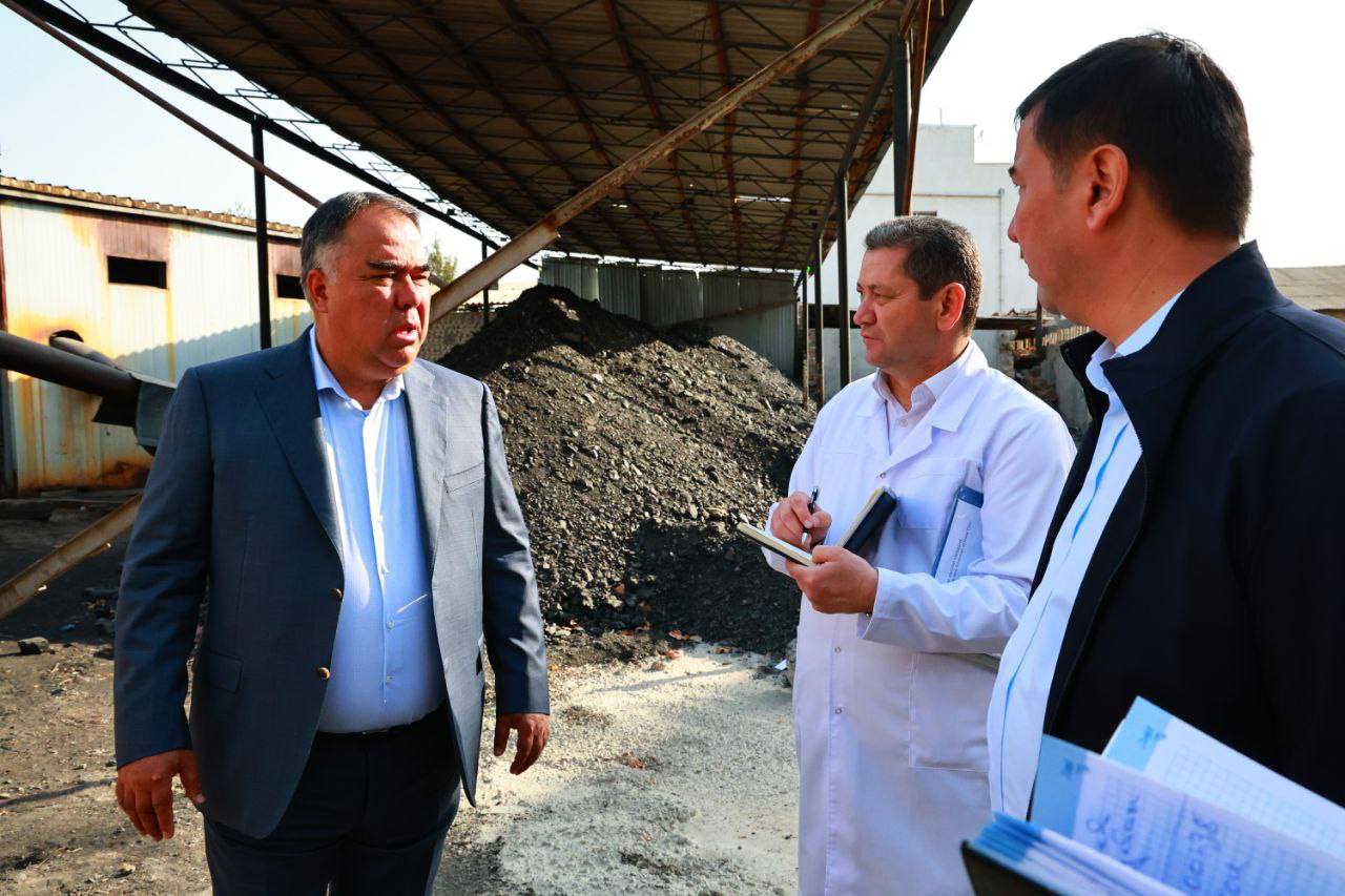 The head of the Sughd region inspected medical facilities' readiness for winter.
