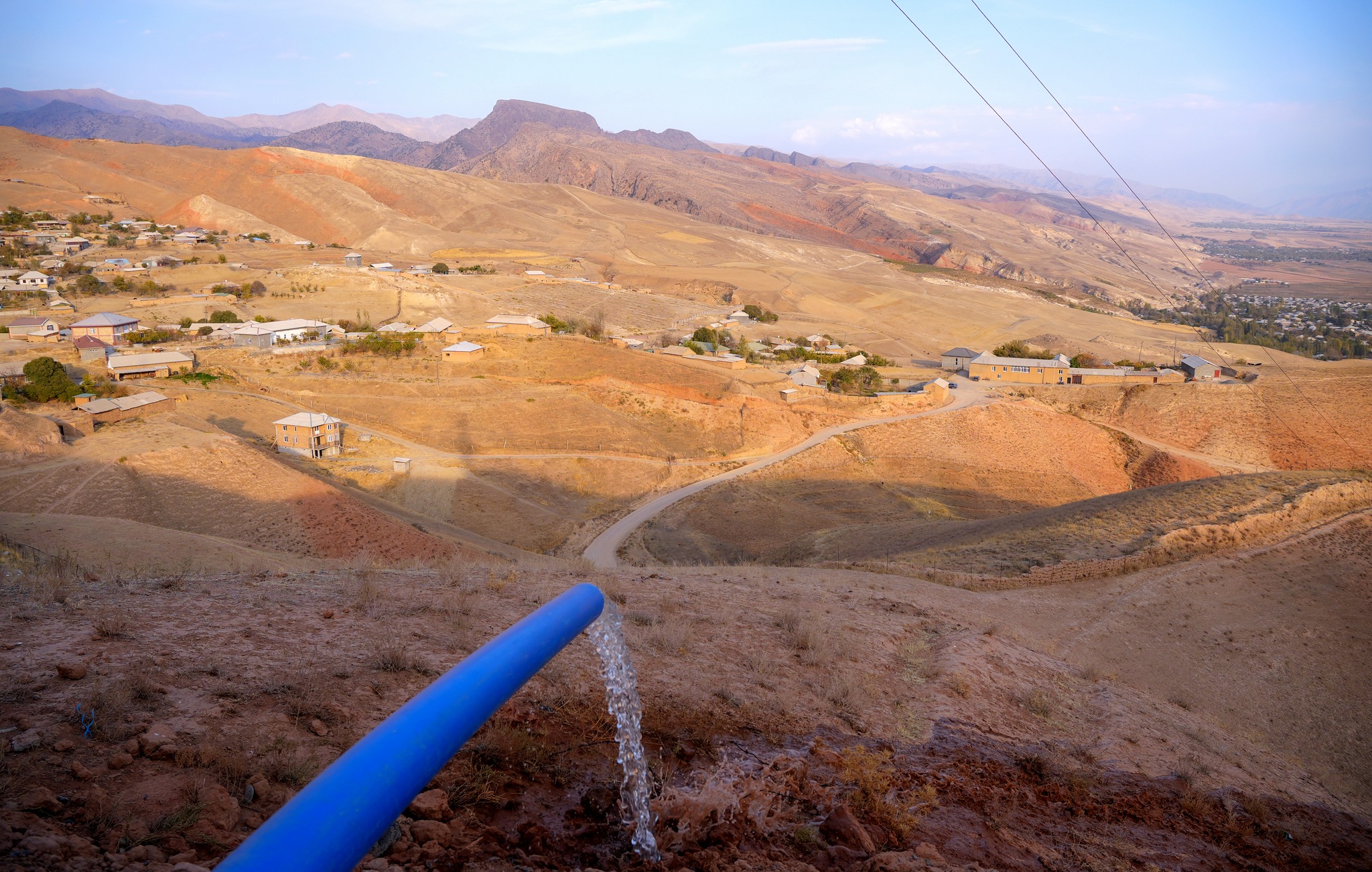 A water supply system and a new road bridge have been commissioned in the village of Amondara.