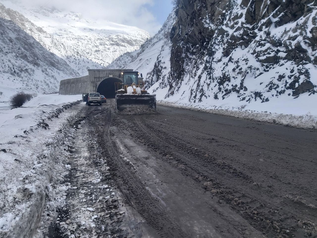 The first snow fell on the Dushanbe-Chanak highway.