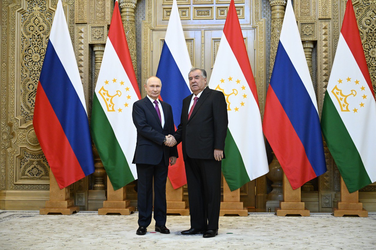 A press conference between the heads of state of Tajikistan and Russia was held following the signing and exchange of documents.