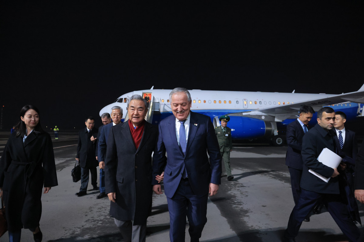 The Chinese Foreign Minister arrived in Dushanbe.