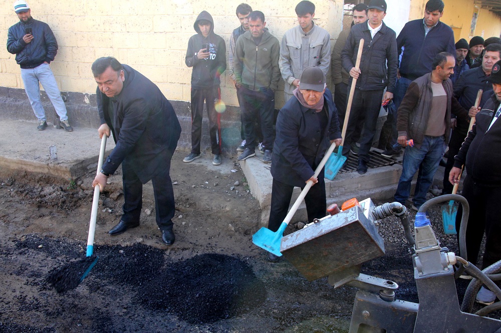 In Gissar, the mayor took part in the paving of roads in the village of Gachak.
