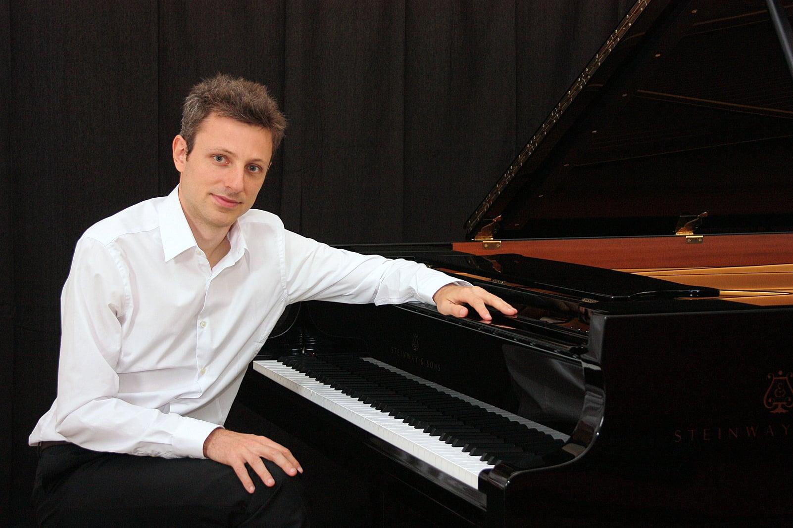 French pianist Maxime Zecchini will give a concert in Dushanbe.
