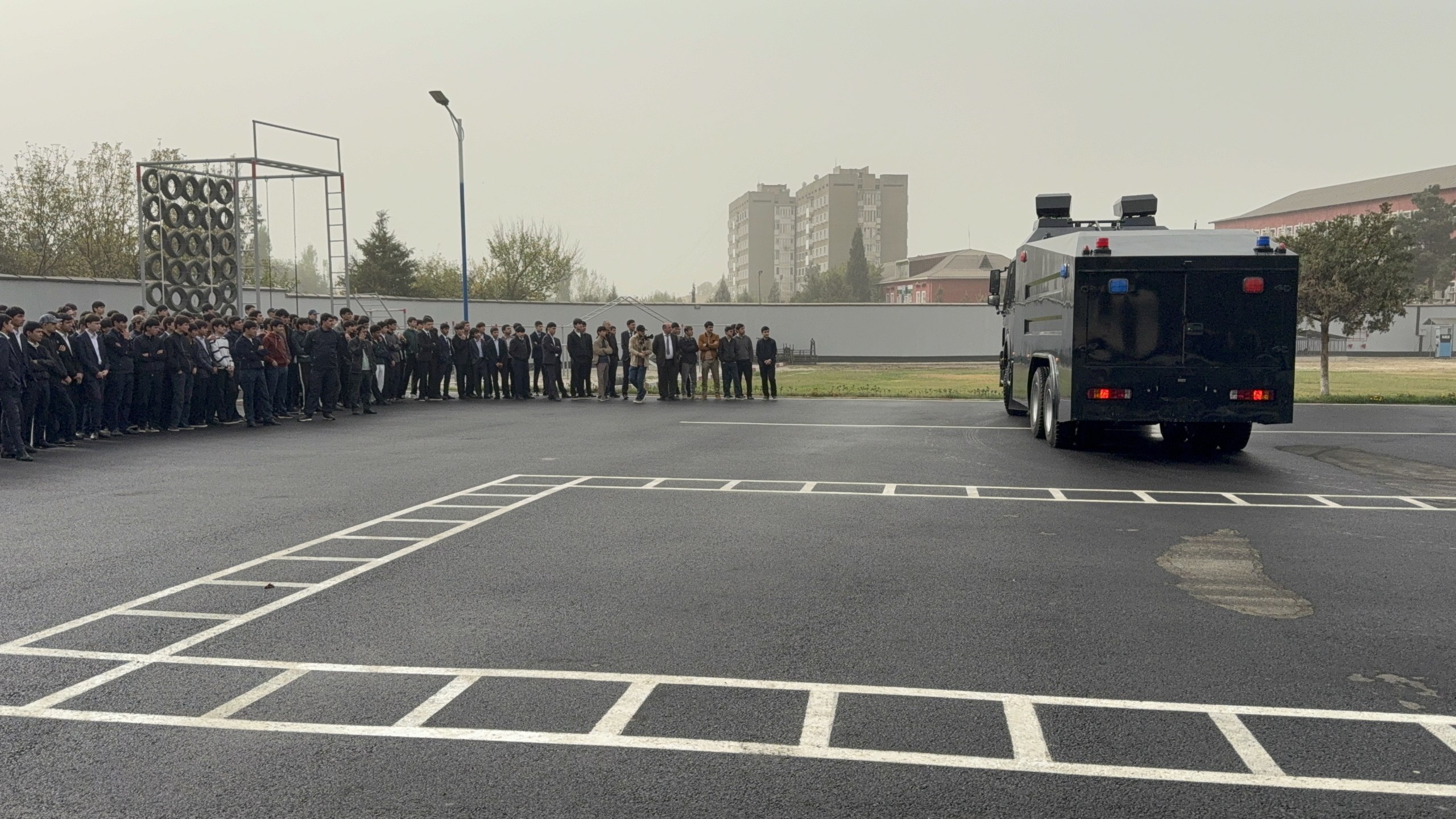 Dushanbe schoolchildren visited the headquarters of the Shokhin special forces unit.