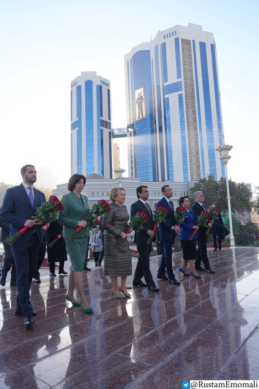 Parliamentary delegations from CIS countries laid flowers at the Ismoili Somoni monument in Dushanbe.