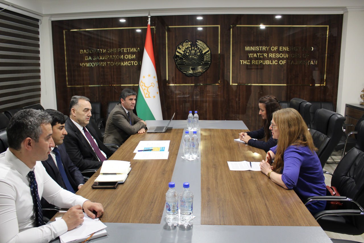 Tajikistan and the United Kingdom discussed energy cooperation and the CASA-1000 project.