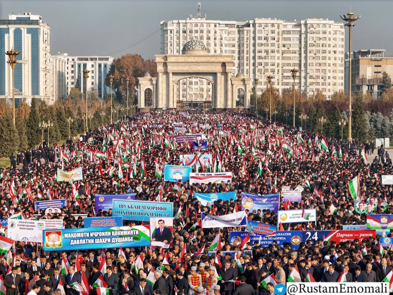 More than 20,000 people marched in Dushanbe to celebrate Flag Day.