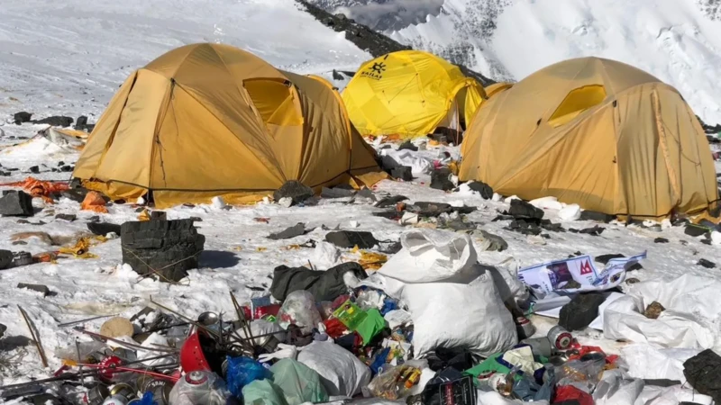 Nepalese authorities have admitted the failure of their trash reduction program on Everest.