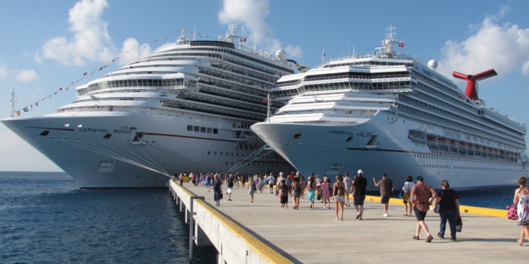 Cruise Ship Life: A New Trend Among Travelers and Retirees