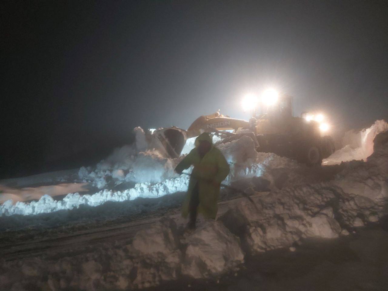 Snowfall on the Dushanbe-Chanok road: Truck traffic is temporarily restricted.