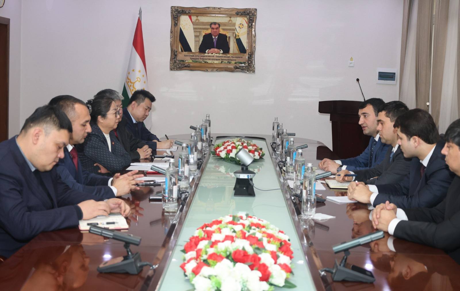 Tajikistan and China discussed expanding bilateral cooperation in education and science.