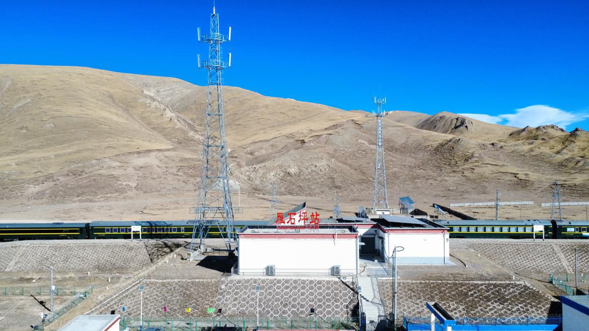 The highest railway station in Tibet, Yanshiping, has opened.