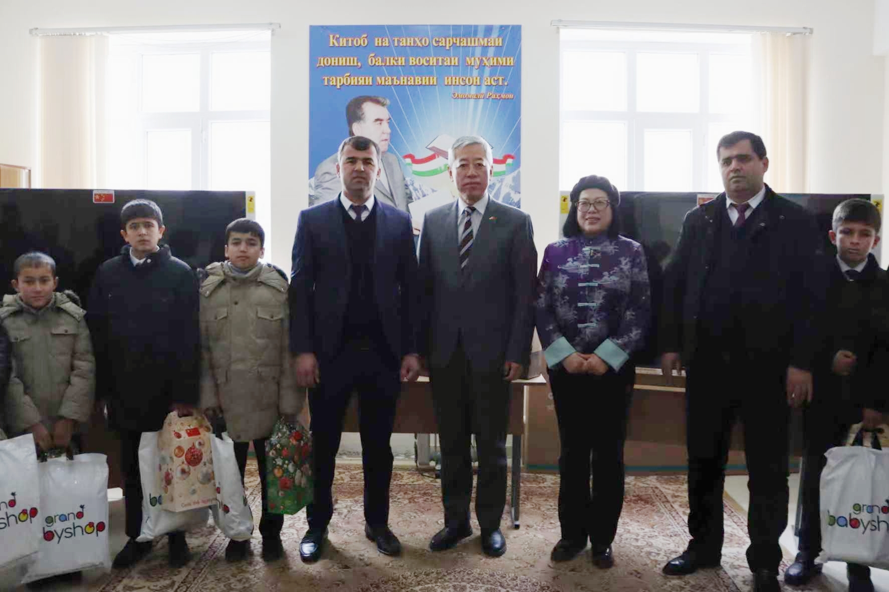 The Chinese Ambassador to Tajikistan presented New Year's gifts to the students of the Kangurt boarding school.