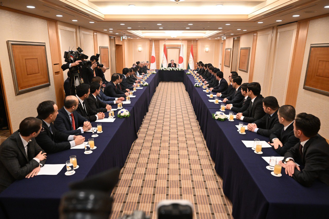 Emomali Rahmon met with Tajik students in Tokyo and encouraged them to use their knowledge to develop the country.