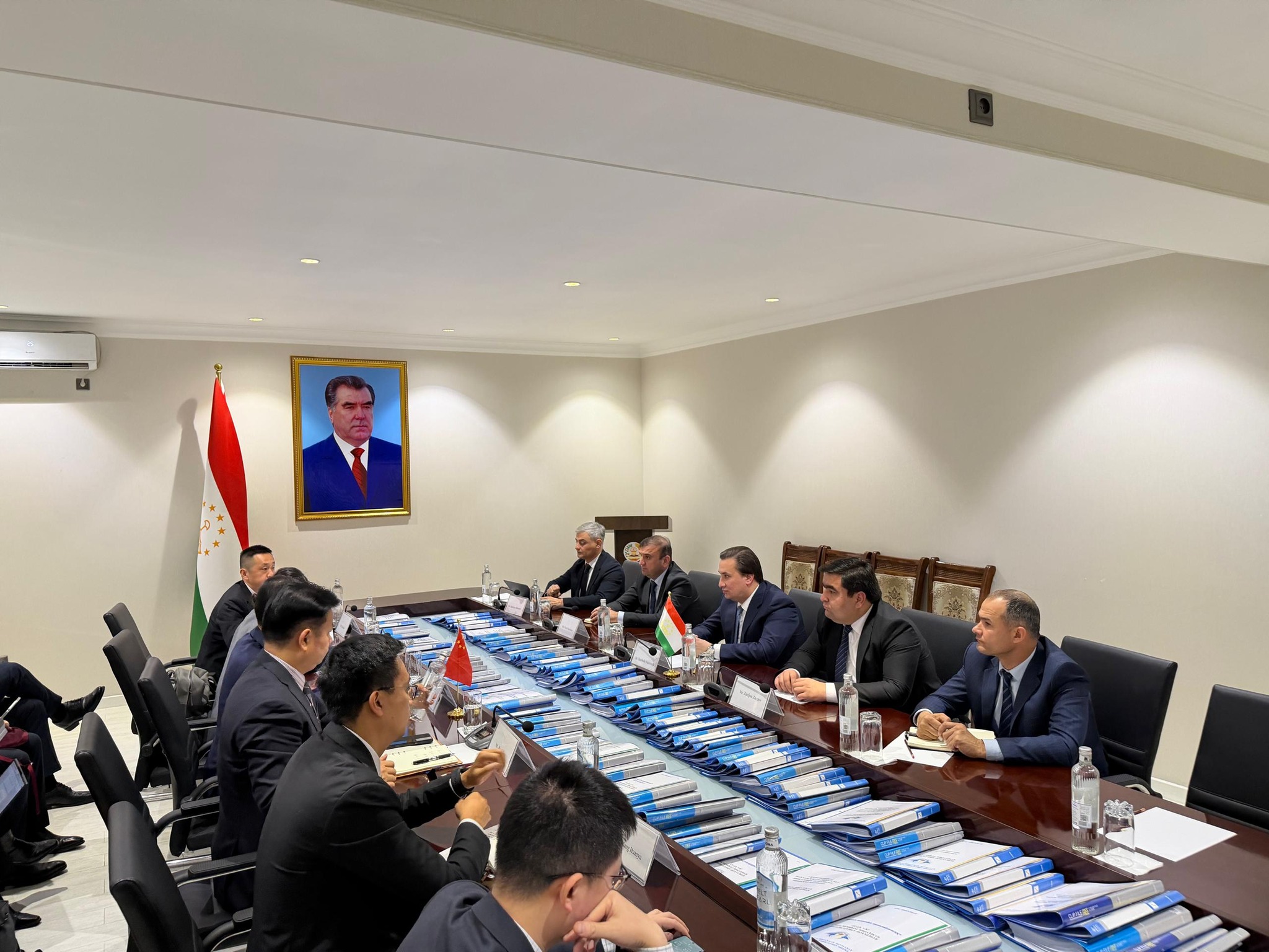 Tajikistan and China discussed the prospect of purchasing COMAC aircraft and expanding Chengdu Airlines flights.