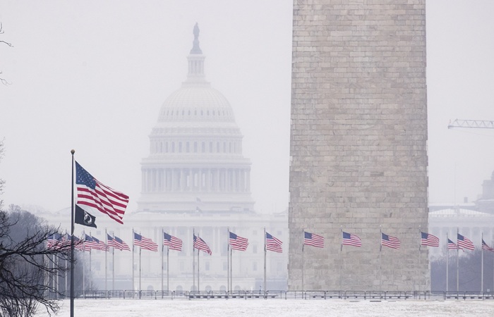 A powerful winter storm in the United States has led to blackouts, flight cancellations and heavy snowfall.