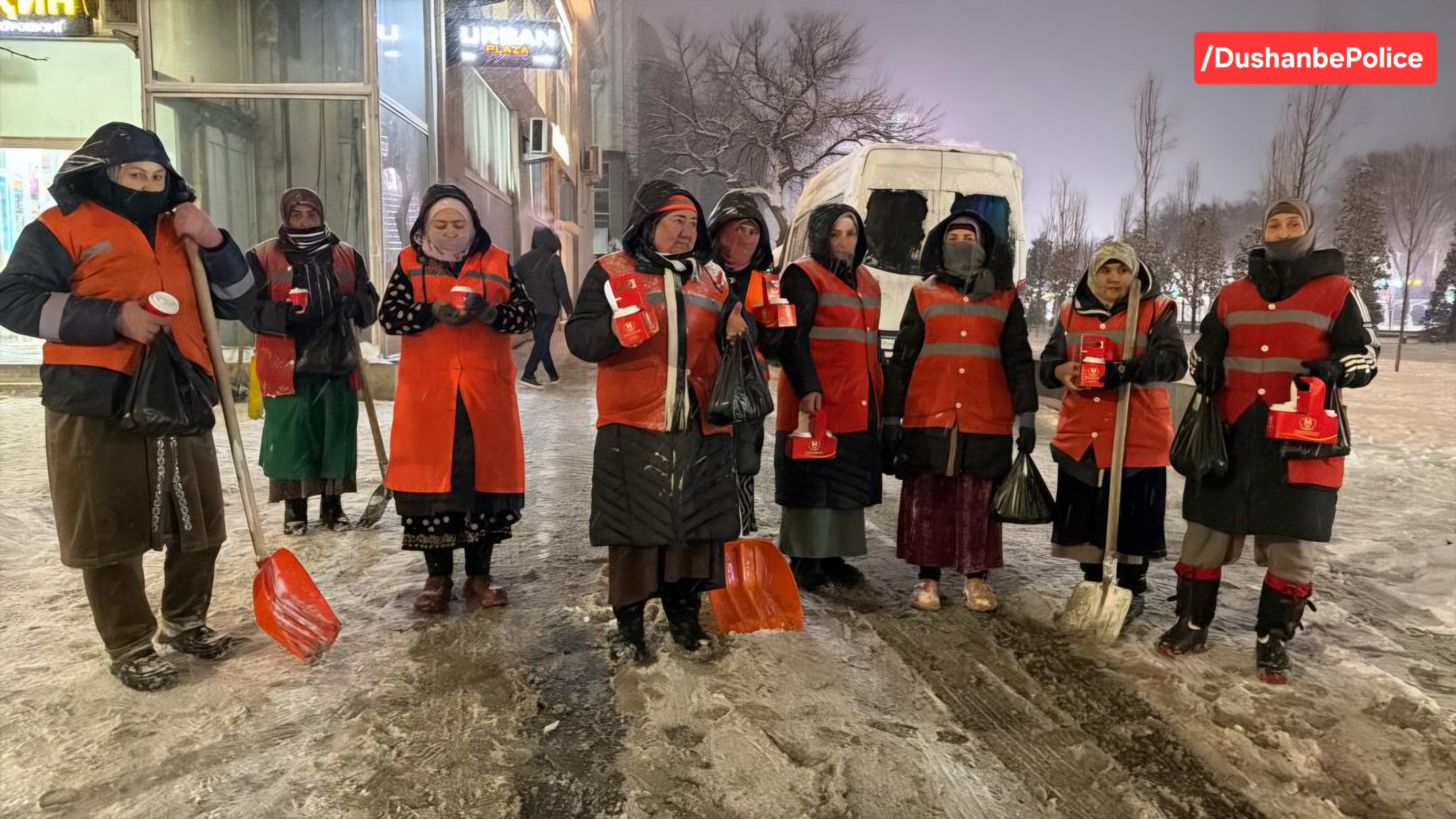Dushanbe police officers organized hot meals for utility workers.
