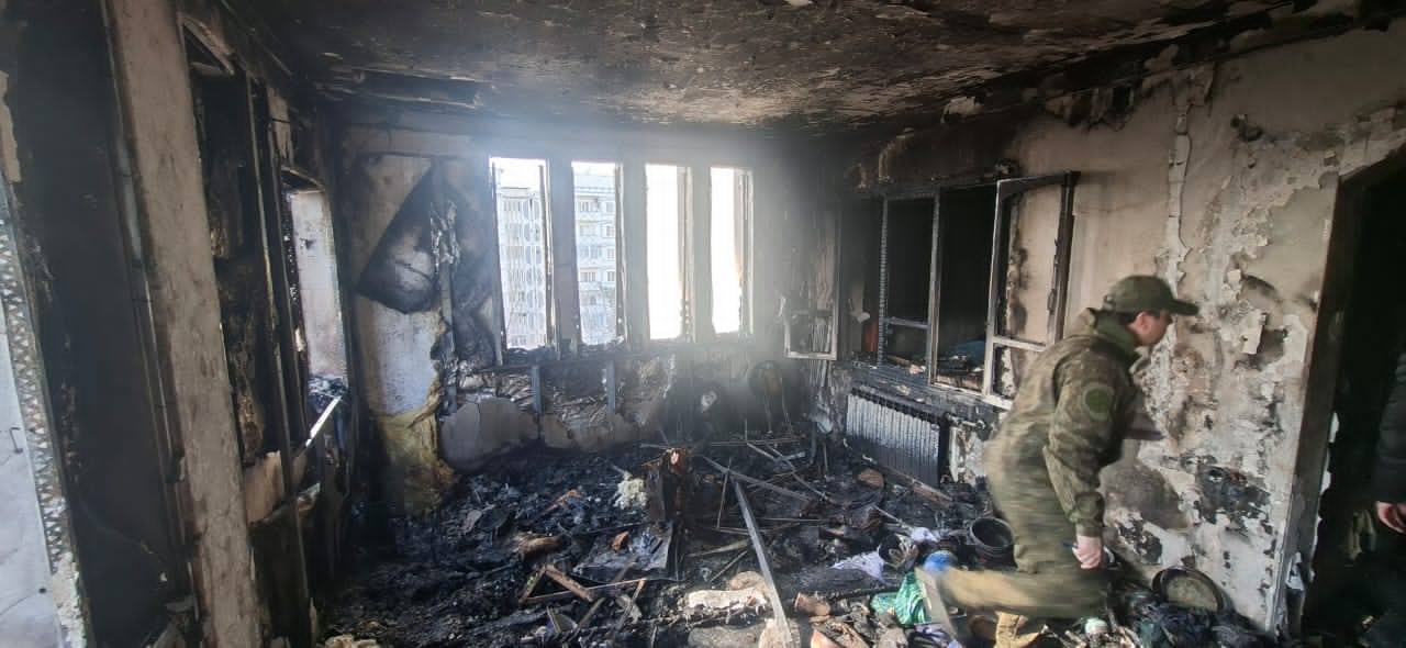 A fire broke out in an apartment in a multi-story building in Dushanbe.